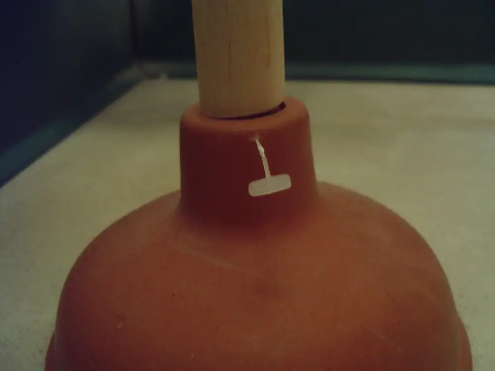 Desatascador de ventosa de goma con mango de madera