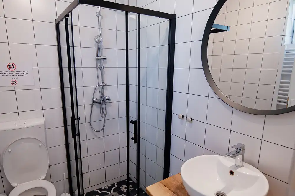 Baño con plato de ducha y mampara