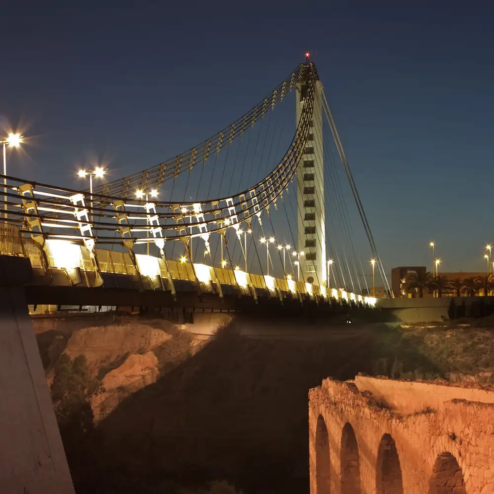 Puente iluminado de noche en el barrio de Carrús, Elche