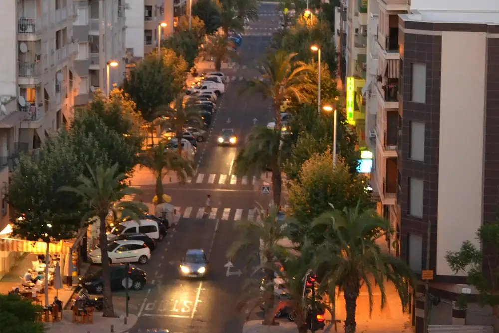 Avenida Dama de Elche en El Altet al anochecer