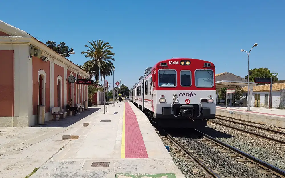 Estación de tren de Torrellano con un tren regional